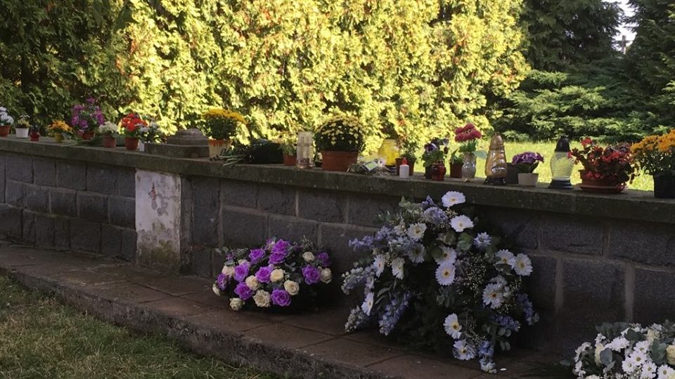 Neznámý vandal zdevastoval část městského hřbitova v sousedství kostela Svatého Ducha v Dobrušce