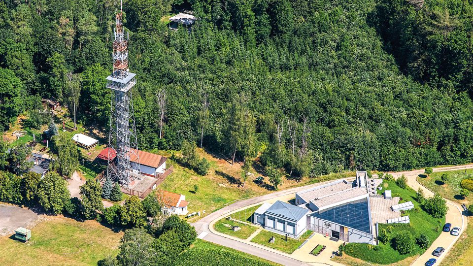 Na vrcholu Chlumu, kde proběhla v roce 1866 jedna z nejkrvavějších bitev, byla v roce 1899 postavena kovová 25 metrů vysoká rozhledna. U ní je Muzeum války 1866