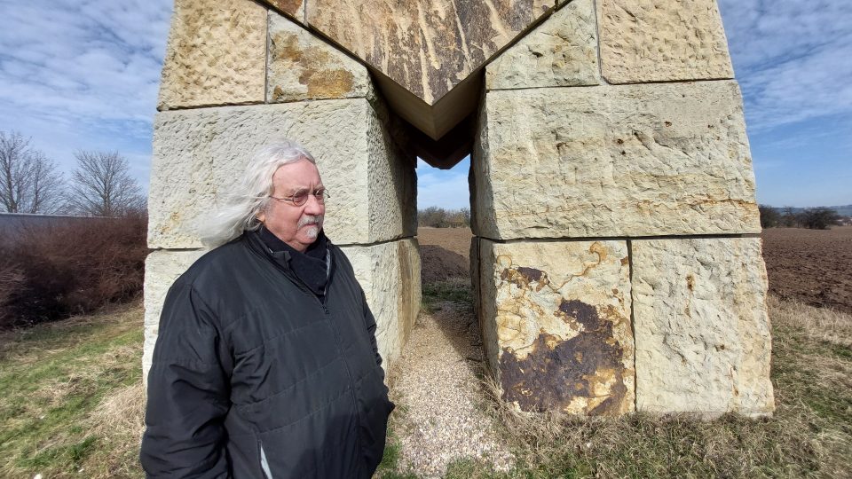 František Kozel, jeden z hlavních iniciátorů vztyčení obřího trpaslíka