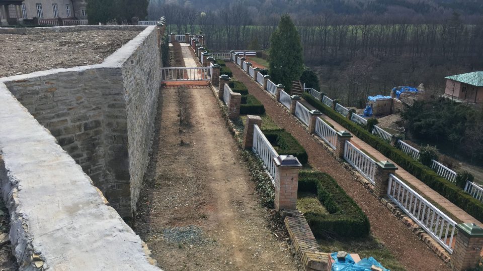 Terasy v zahradě navržené Dušanem Jurkovičem opravují na zámku v Novém Městě nad Metují