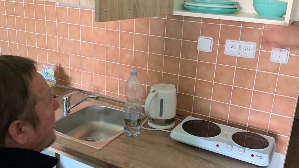 Senioři a zdravotně postižení ve Dvoře Králové nad Labem mají nově k dispozici pilotní bezbariérový byt pro přechodné ubytování