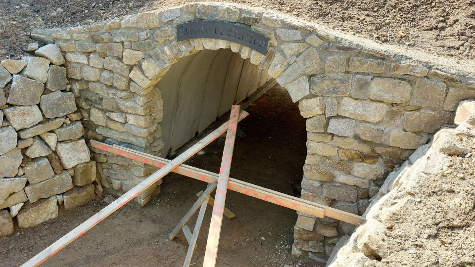 Vstup do tunelu k ústí šachty svatého Jiří. Zatím je uzavřená | foto: Irena Šarounová, Český rozhlas Vstup do tunelu k ústí šachty svatého Jiří. Zatím je uzavřená