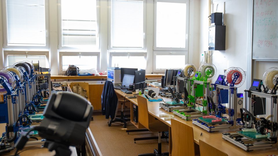 Střední škola a vyšší odborná škola aplikované kybernetiky v Hradci Králové vyrábí na 3D tiskárnách ochranné štíty pro zdravotníky