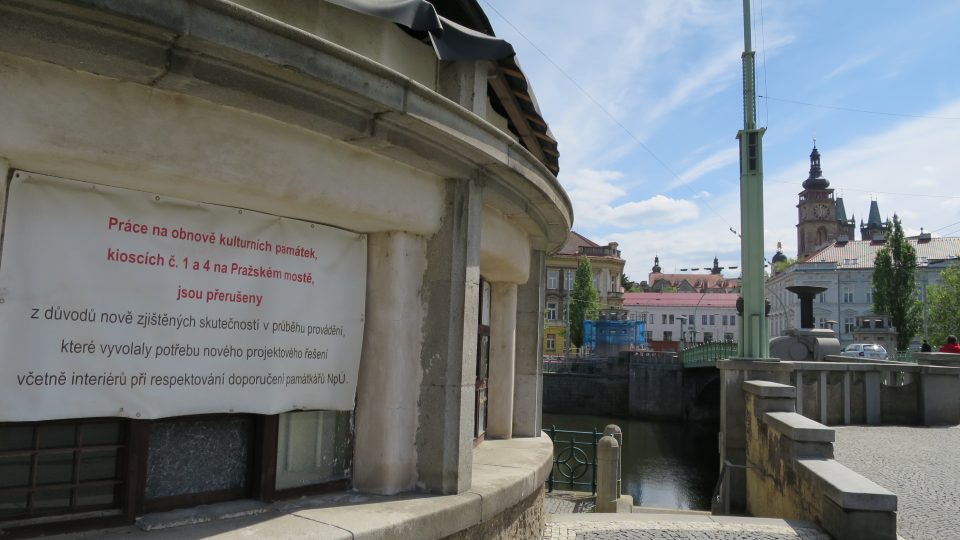 Do původní podoby se vrací kiosek architekta Jana Kotěry na Pražském mostě v Hradci Králové