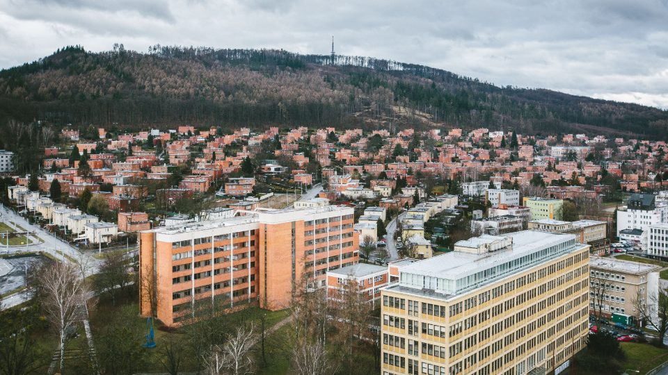 Jižně od Baťova mrakodrapu se rozkládá městská čtvrť Letná, dílo architekta Jana Kotěry, který vypracoval urbanistický plán na stavbu první dělnické kolonie firmy baťa