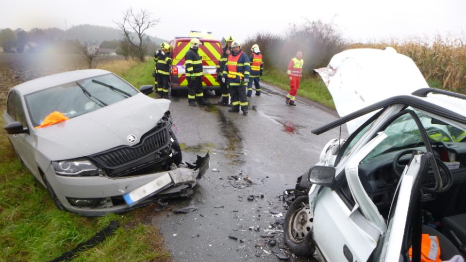 Dopravní nehoda dvou osobních vozidel, která se střetla na silnici mezi obcemi Librantice a Libníkovice