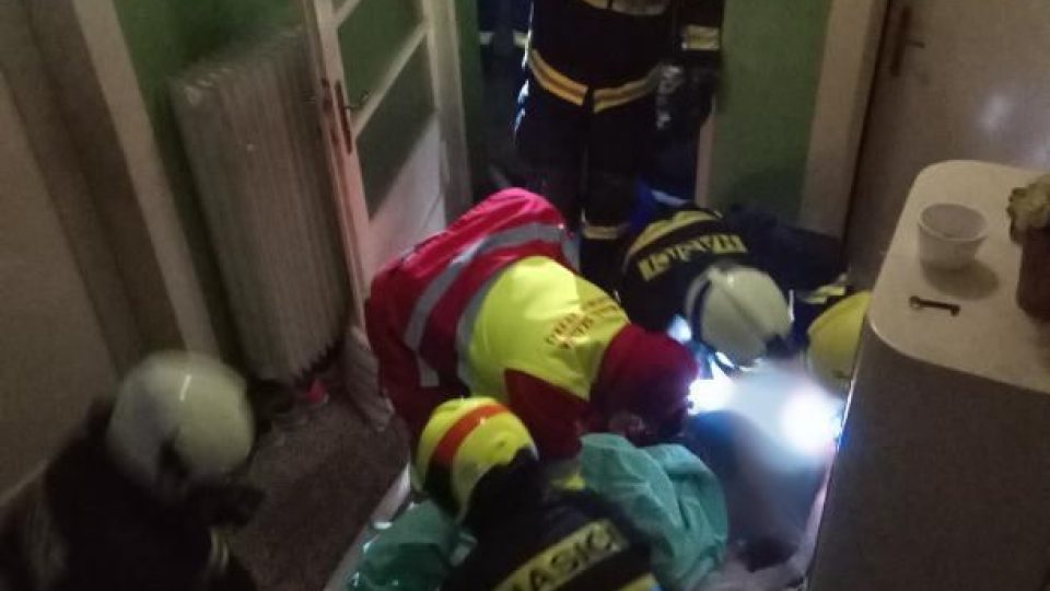 Při požáru domu se v noci v Kostelci nad Orlicí zranili tři lidé