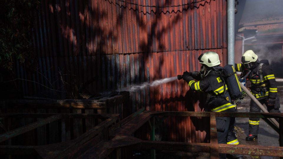 Jaroměřští hasiči likvidovali požár přístřešku s barely v areálu firmy v Tyršově ulici v Josefově