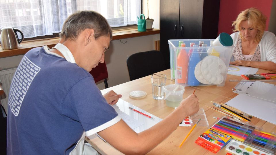 Arteterapie pomáhá v Rychnově nad Kněžnou zlepšit život lidem s duševním onemocněním