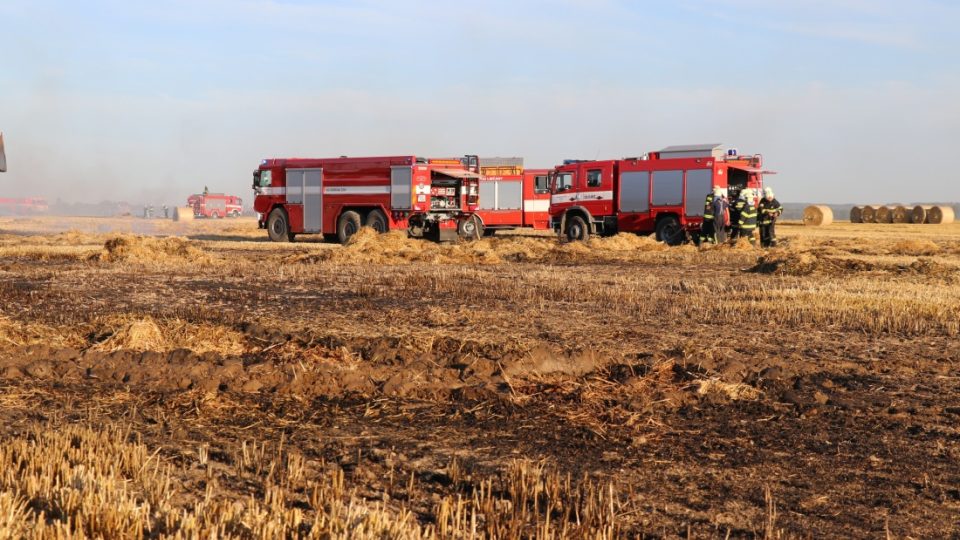Požár na poli v katastru obce Barchov v okrese Hradec Králové