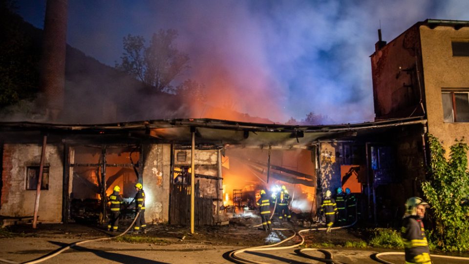 V Teplicích nad Metují vyhořela celá zemědělská budova