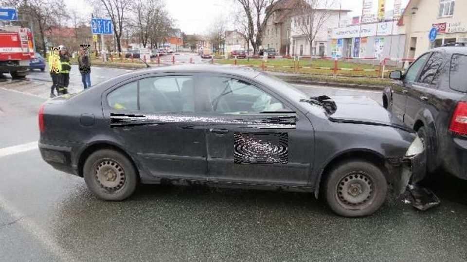 Střet dvou vozidel na světelné křižovatce v Hradci Králové