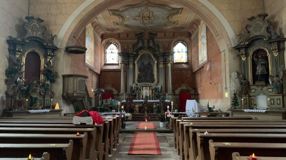 Kostel ve Starém Rokytníku u Trutnova se pyšní vánoční výzdobou