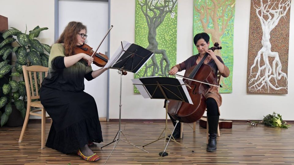 Violistka Dana Landová a violoncellistka Dita Holá