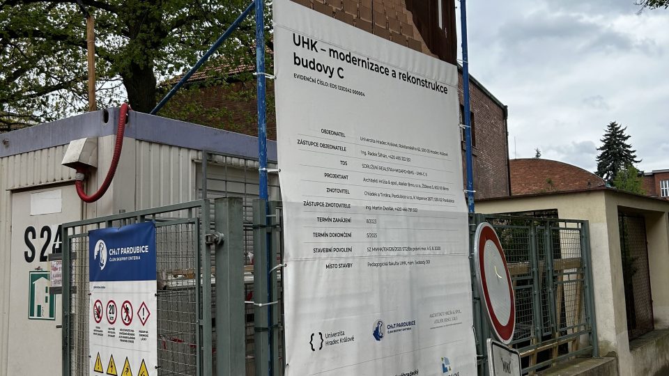 Rekonstrukce památkově chráněné budovy Pedagogické fakulty Univerzity v Hradci Králové pokračuje podle plánu