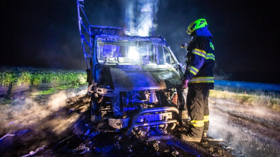 Na silnici č. 309 mezi Bohuslavicemi a Dobruškou hořel automobil 