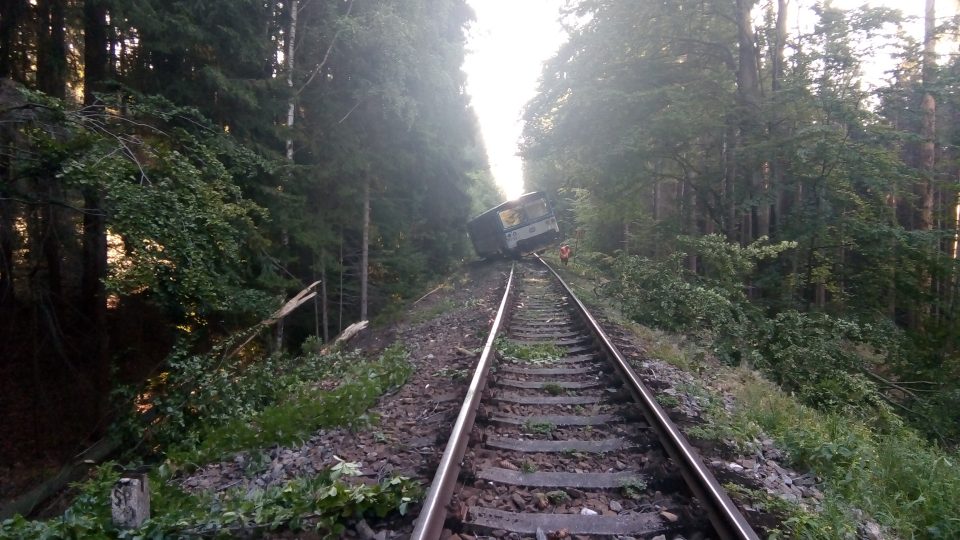 Náraz vlaku do stromu u Nové Paky se obešel bez zranění