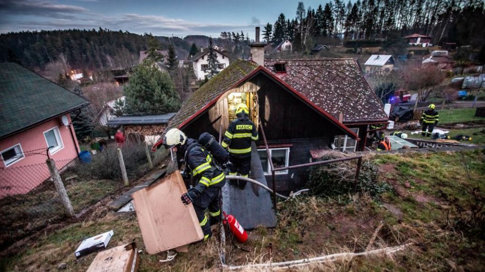Dvě jednotky hasičů likvidovaly požár v chatové osadě v Náchodě
