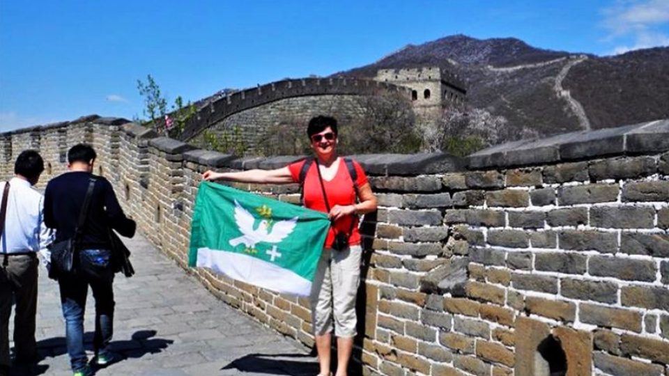 Obecní vlajka Hořiček a Velká čínská zeď připomínají Davida a Goliáše. Čínská lidová republika, světadíl Asie