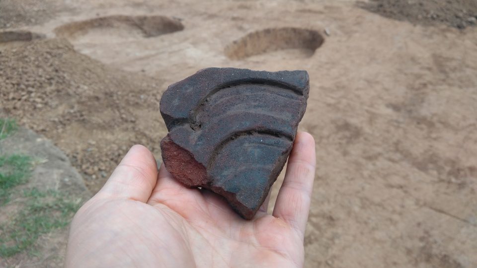 Archeologové našli u Smiřic pravěká sídliště - tzv. kadlub, licí forma na bronzové srpy