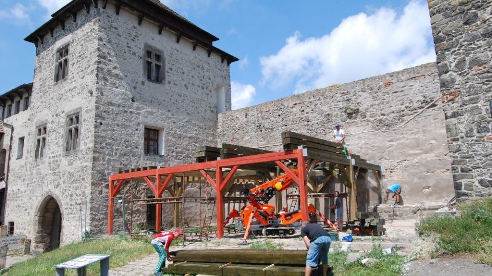 Probíhající opravy západní části hradu Kunětická hora - 