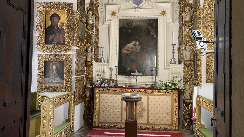 Správa zámku v Doudlebách nad Orlicí přemísťuje v expozici vzácné obrazy