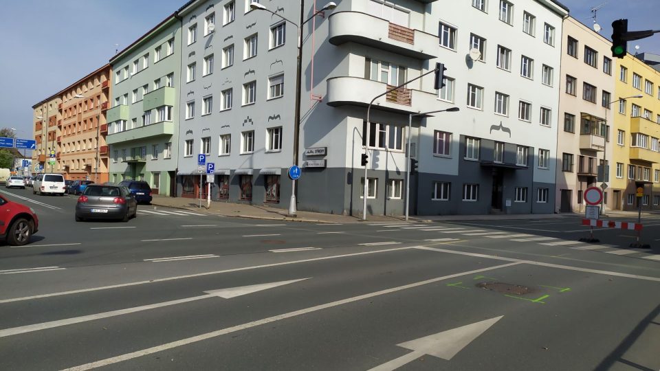 Fotografie z místa probíhající opravy horkovodu v Resslově ulici a aktuální řešení provozu v ul. M. D. Rettigové, Pilňáčkova a ul. Průmyslová