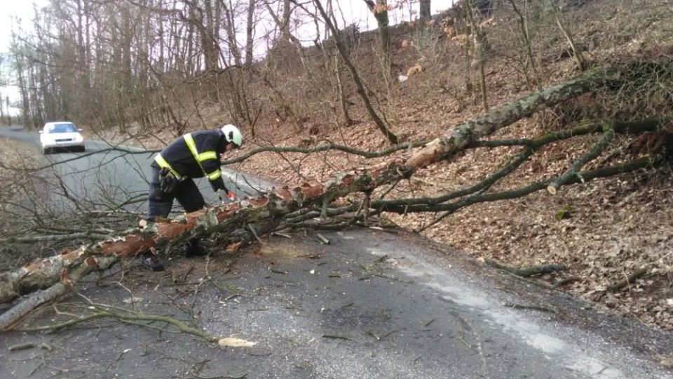 Silný vítr lámal stromy a bral střechy, hasiči se nezastavili - Volanov