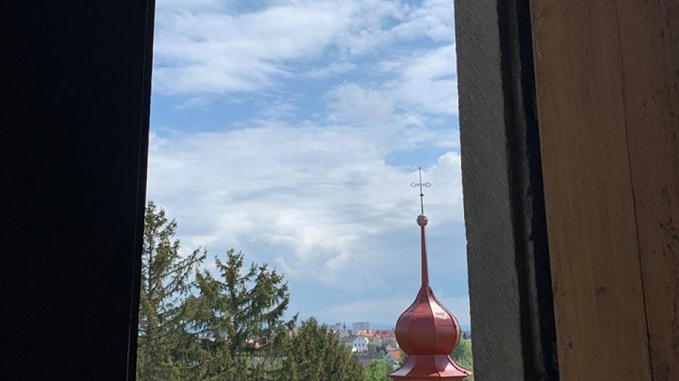 Kostelní věž v České Skalici bude mít nové okenice