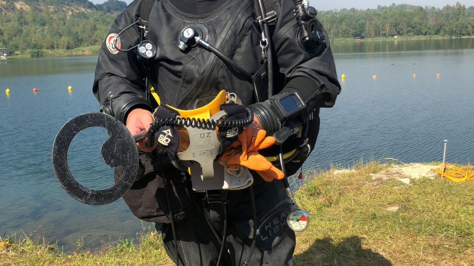 Potápěč někdy předmět předá pyrotechnikům, kteří zhodnotí, zda je schopen přepravy 
