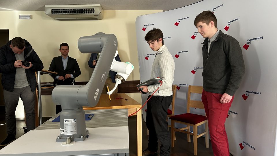 Studenti Krkonošského gymnázia ve Vrchlabí testují programovatelnou robotickou ruku
