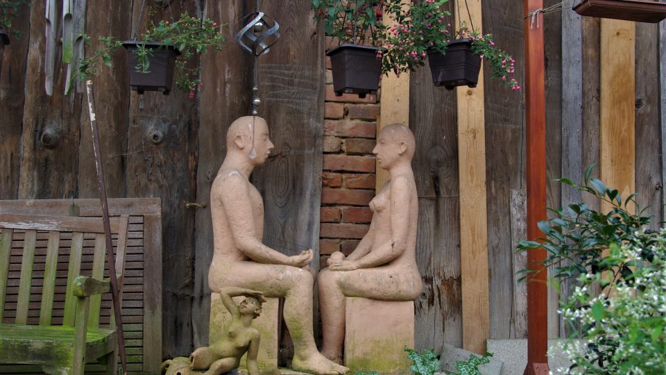 Majčino sochařské dílo zdobí zahradu i dvůr v Hasině