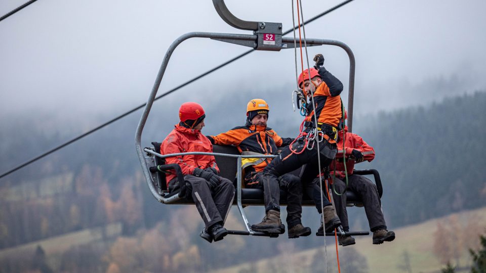 Při cvičení záchranáři z lanovky v Deštném v Orlických horách evakuovali a ošetřili desítky lidí
