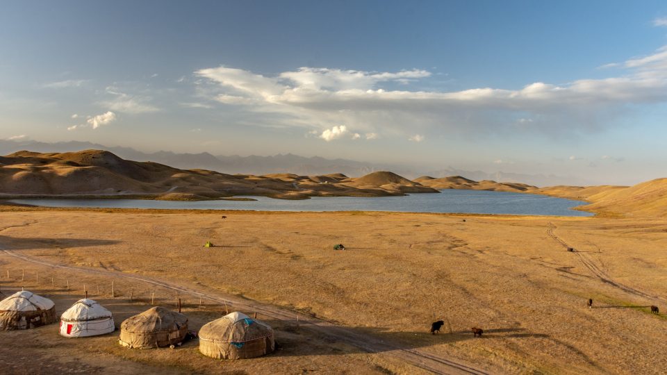 Kyrgyzstán – země hor, jezer, divokých řek, ledovců, koní a přátelských pastevců