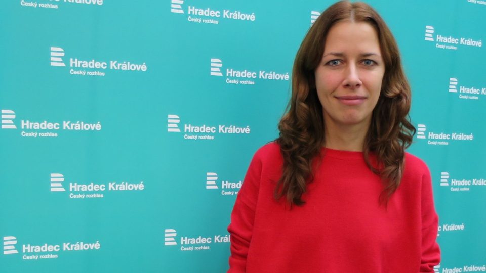 Kateřina Ostradecká ve studiu Českého rozhlasu Hradec Králové