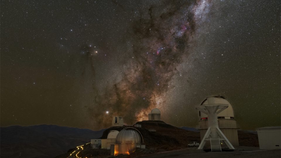 Úžasné fotografie Zdeňka Bardona zdobí novou knihu Bačkorový astronom