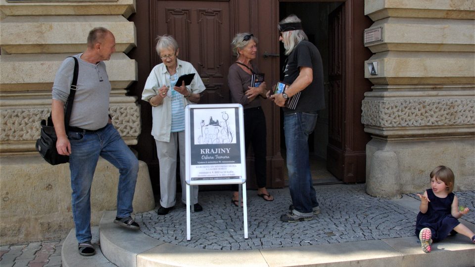 Účastníci vernisáže a přátelé O. Teimera před Městským muzeem v Hořicích