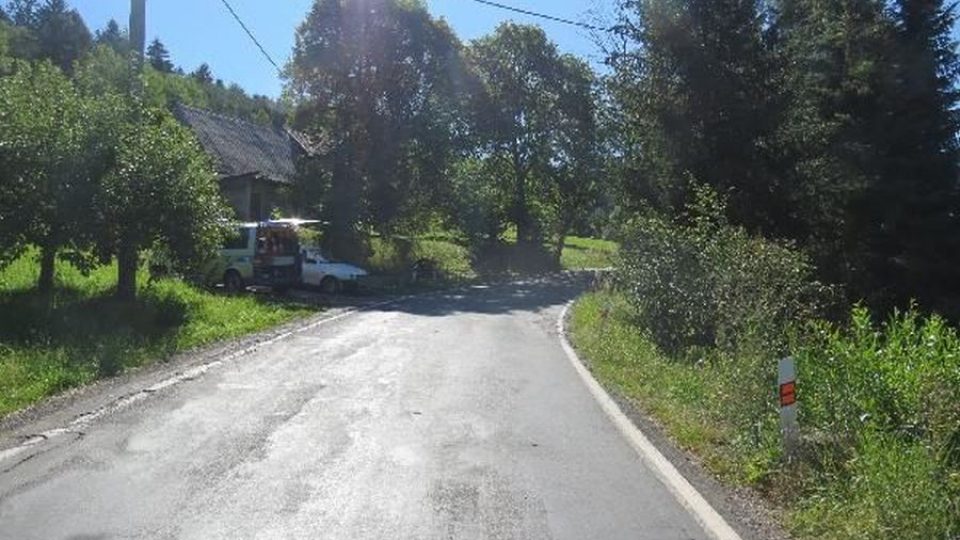 Policie hledá svědky střetu chodce s automobilem v Chvalči na Trutnovsku