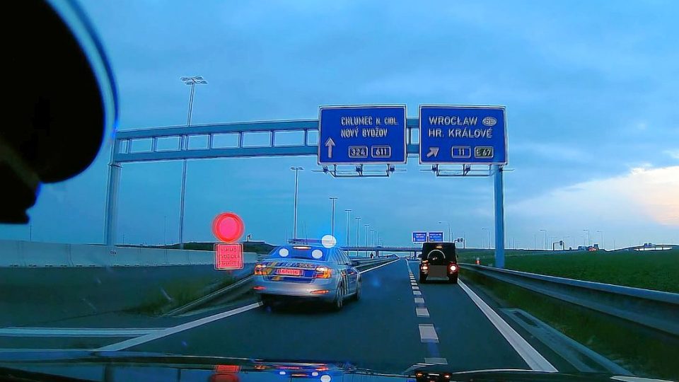 Opilého a zdrogovaného řidiče kradeného auta zadržela policie na dálnici D11 u Hradce Králové