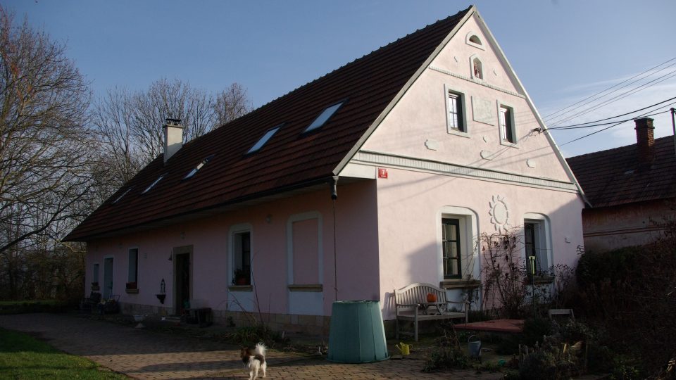 Dům ve Svatojánském Újezdu je přívětivým lidským i zvířecím domovem
