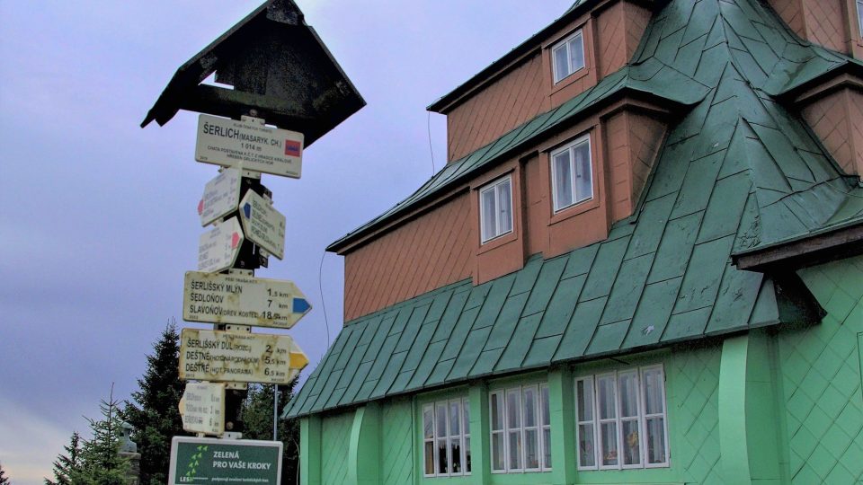 Na Šerlichu u Masarykova chaty ve výšce 1 019 metrů n.m.