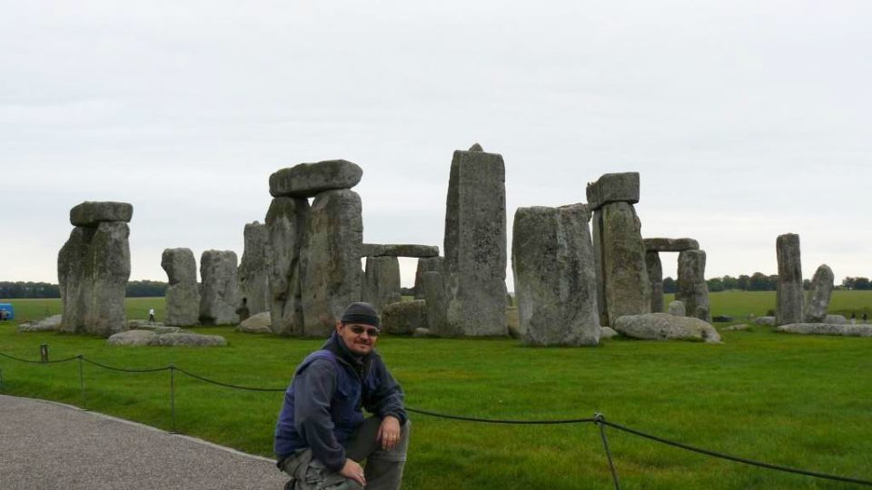 Libor Max Křenek při hledání kešek u Stonehenge