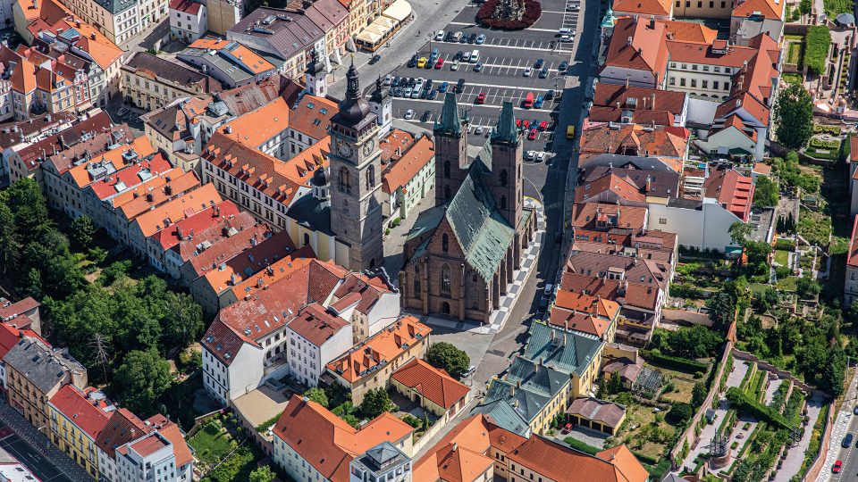 Vnější rozměry Katedrály svatého Ducha v Hradci Králové jsou délka 56 m, šířka 25 m, výška lodi 48 m. Roku 1997 k jubileu sv. Vojtěcha ji navštívil papež Jan Pavel II.