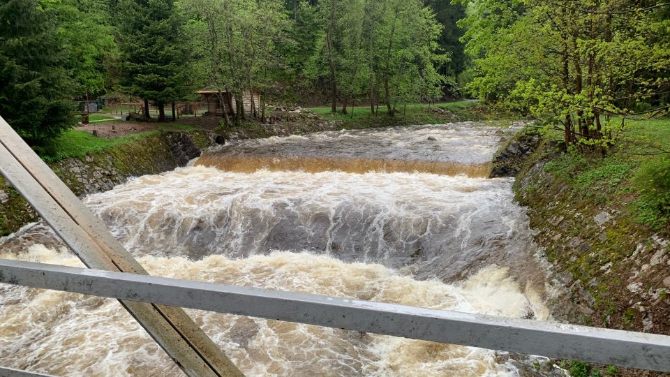 Vyhlášen první stupeň povodňové aktivity ve Špindlerově Mlýně nad přehradou Labská