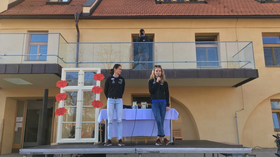 Martina Sáblíková a Nikola Zdráhalová adoptovaly první okno pro Domov sv. Josefa