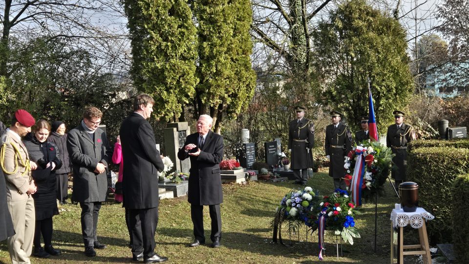 Ostatky válečného hrdiny Miroslava Špota se po více než 80 letech vrátily do Jičína, kde vyrůstal | foto: Vladislava Wildová, Český rozhlas Ostatky válečného hrdiny Miroslava Špota se po více než 80 letech vrátily do Jičína, kde vyrůstal
