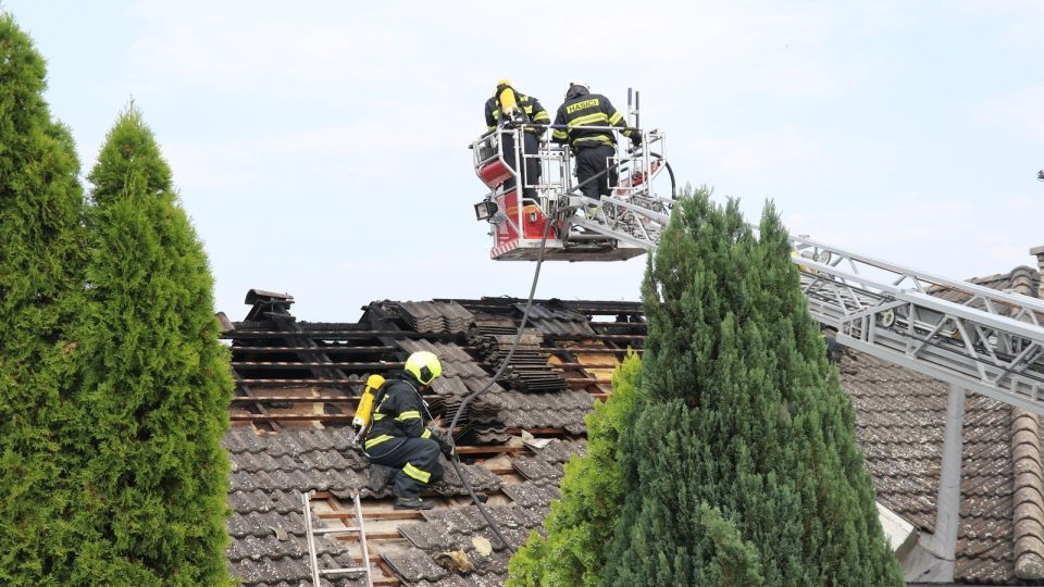 Nedbalost zavinila požár střechy rodinného domu v Hradci Králové - Malšovicích