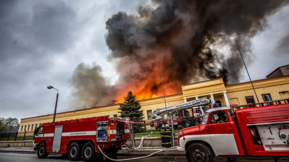 Hasiči po 36 hodinách zlikvidovali požár výrobní haly v Polici nad Metují
