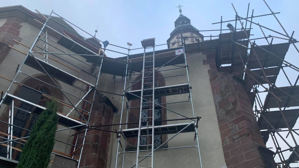 Kostel Nejsvětější Trojice v Hostinném na Trutnovsku stojí pod lešením