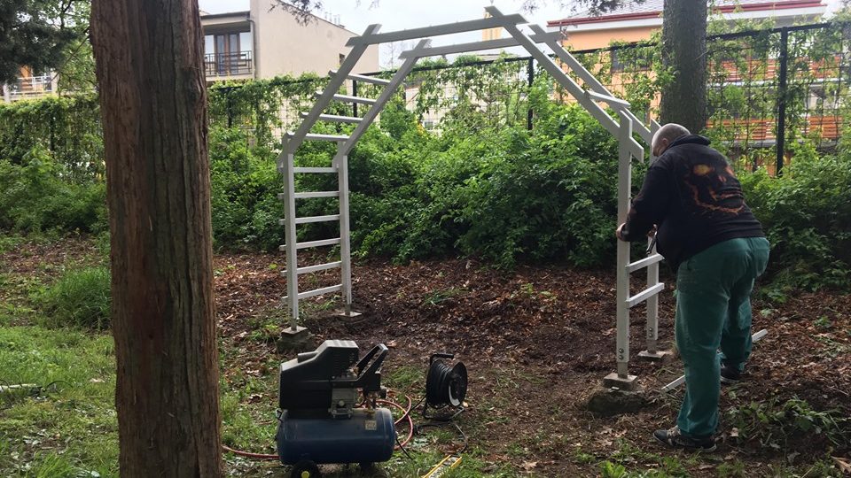 Nová lavička s loubím je jedním z prvků, které mají v zahradě Vily Čerych v České Skalici připomínat třicátá léta minulého století